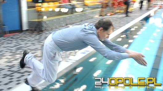Ryszard Zembaczyński wskoczył do wody na otwarciu basenu [wideo]