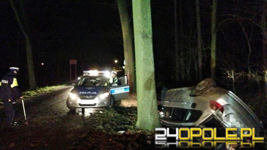 23-letni kierowca roztrzaskał BMW na drzewie