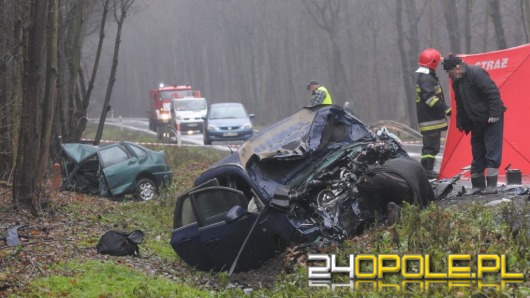 Czołowe zderzenie pod Namysłowem. Dwie osoby nie żyją.
