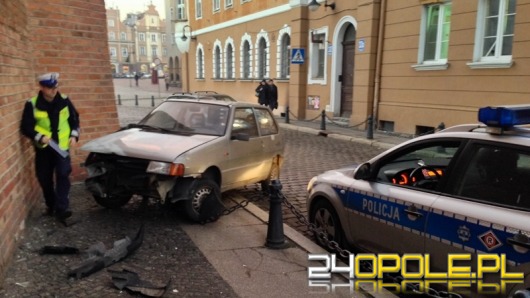 Kierowca fiata staranował barierki, porzucił auto i uciekł