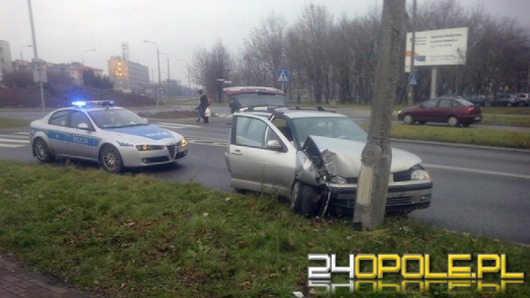 Seat uderzył w latarnię, kierującej nic się nie stało