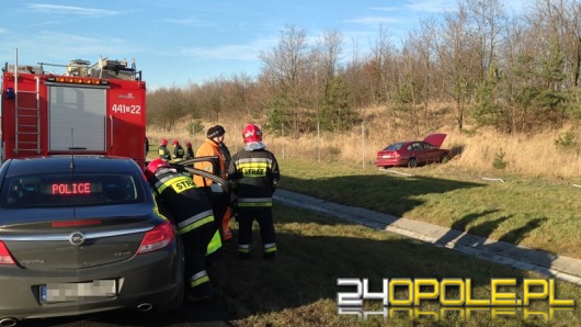 Kierowca mazdy najechał na oponę i wypadł z autostrady