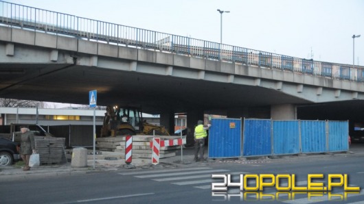 Sypie się estakada nad najstarszym rondem w Opolu