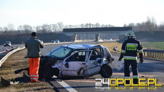 Samochód roztrzaskał się o bariery na autostradzie