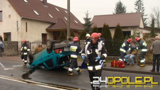 Skoda uderzyła w barierki i dachowała