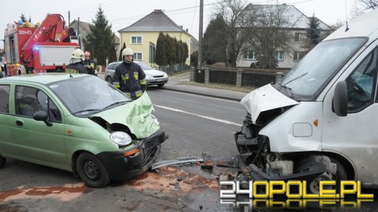Dostawczy fiat i daewoo matiz zderzyły się na ul. Oleskiej