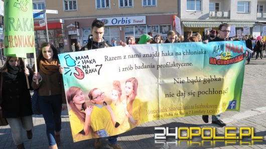 Marsz opolskich licealistów w Światowy Dzień Walki z Rakiem