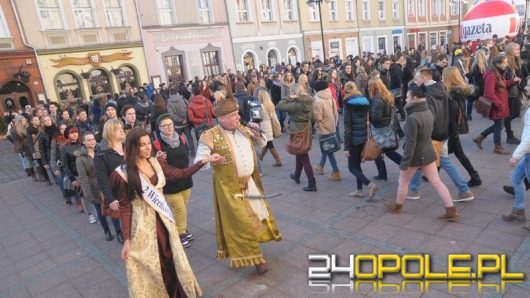Ponad 300 par zatańczyło poloneza na rynku