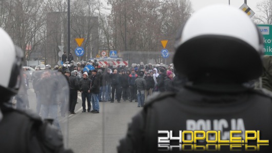 Zabezpieczenie przejazdów kibiców paraliżuje pracę policji