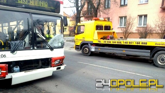 Dostawczy bus zderzył się z autobusem MZK