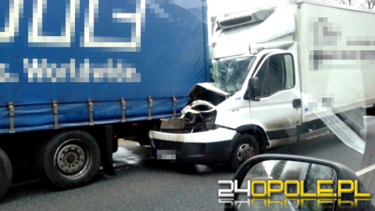 Samochód dostawczy wbił się w tył ciężarówki