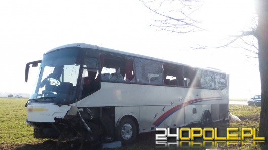 8 osób rannych po zderzeniu autobusu z samochodem