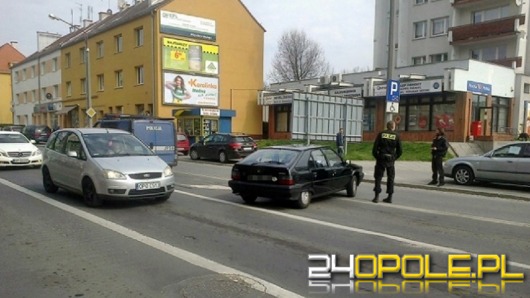 Samochód wytoczył się na drogę blokując ruch