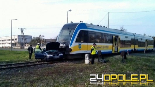 Samochód wjechał na przejeździe kolejowym pod szynobus