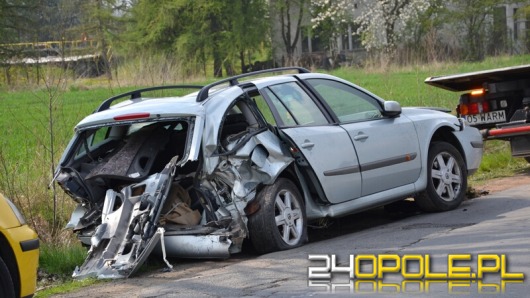 Renault wypadło z drogi i uderzyło w betonowy murek