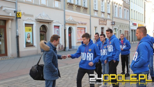 Piłkarze Odry rozdawali bilety na mecz Opolanom