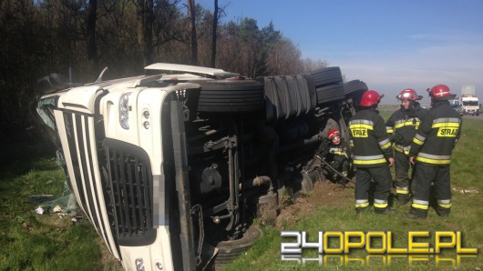 Ciężarówka przewróciła się na autostradzie A4