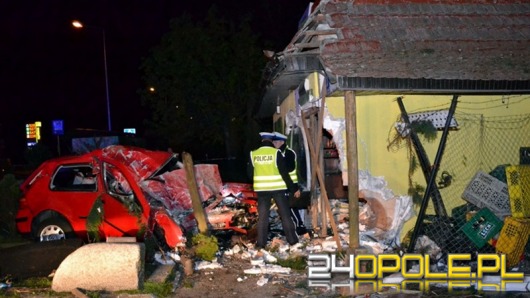 Volkswagen golf roztrzaskał się na budynku