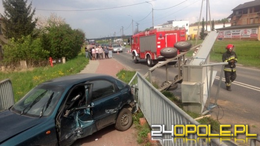 Samochód z przyczepą uderzył w bariery