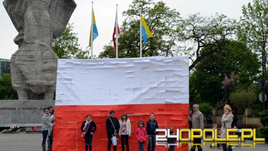 Opolanie budowali biało-czerwoną flagę