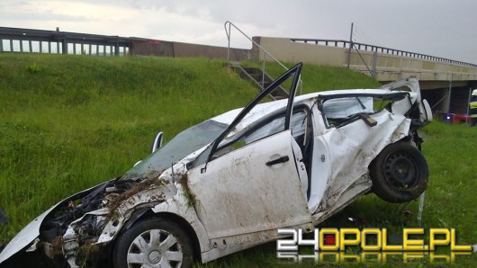 Samochód spadł z wiaduktu na autostradzie