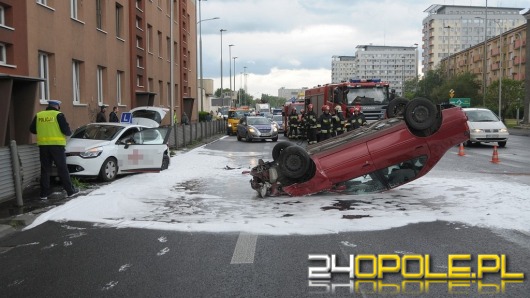 Peugeot uderzył w pojazd nauki jazdy i dachował