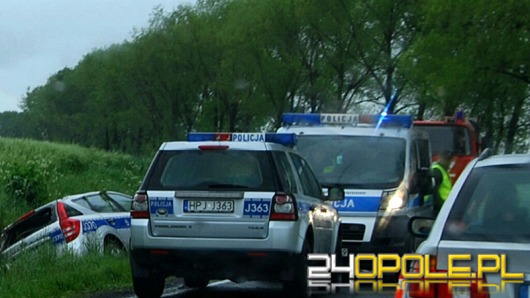 Policyjny radiowóz dachował jadąc do wypadku