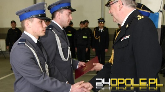 Policjanci uratowali dwie osoby z płonącego budynku