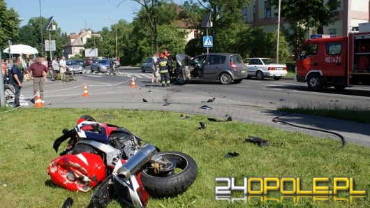 Samochód zderzył się z motocyklem, dwie osoby ranne