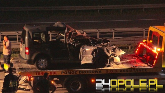 Tragedia na autostradzie. Samochód wbił się w naczepę ciężarówki.