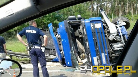 Ciężarówka przewróciła się na autostradzie A4
