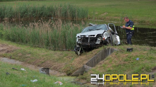 Wypadek na A4. Nissan dachował i wpadł do zbiornika wodnego.