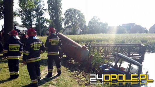 Mężczyzna zasłabł i wjechał traktorem do stawu