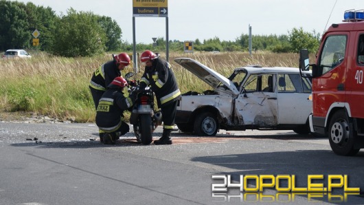 Motocyklista zderzył się z wartburgiem, dwie osoby są ranne