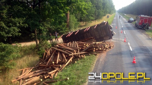 Przewrócona ciężarówka z drewnem blokowała przejazd