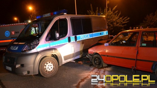 Policyjny pościg w Brzegu. Uciekinier uderzył w radiowóz.