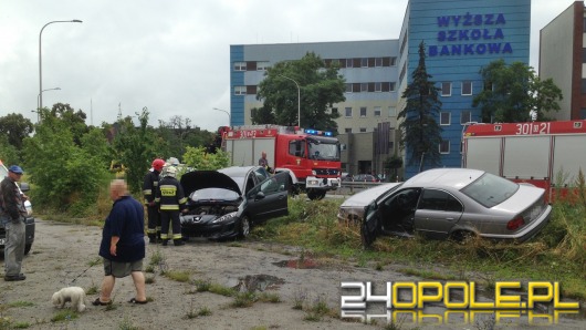 Podczas jazdy pękła opona. Dwa auta wylądowały na trawniku.
