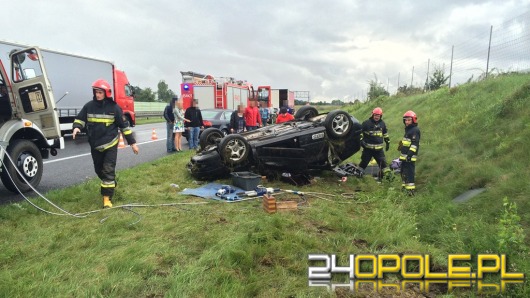 Seat dachował na autostradzie A4, zginął pasażer