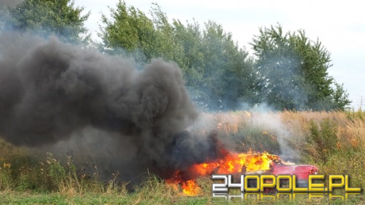 Spłonął samochód porzucony przy obwodnicy Opola