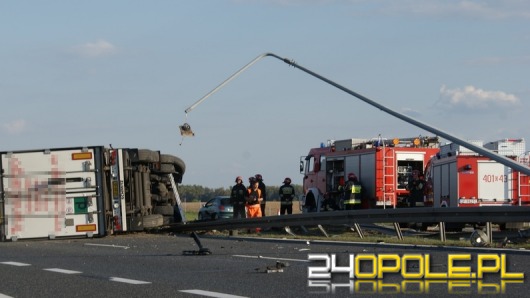 Przewrócona ciężarówka utrudnia ruch na A4