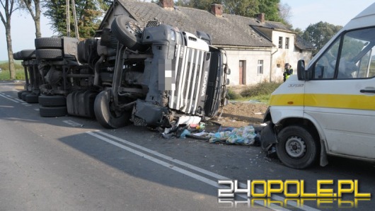 Bus zderzył się z ciężarówką na DK40. 6 osób rannych.