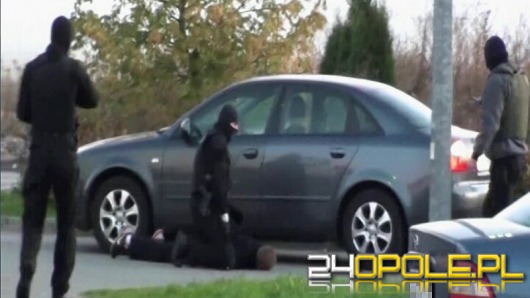 Policja rozbiła gang złodziei samochodów. Polowali na audi i mercedesy.