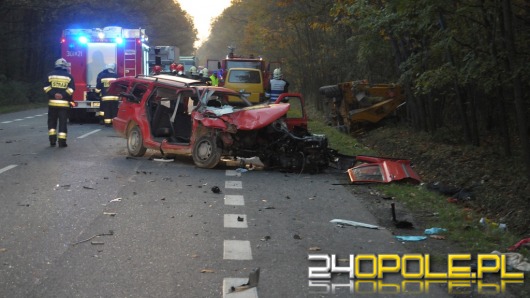 Wypadek podczas wyprzedzania. 2 rannych, 4 uszkodzone pojazdy.