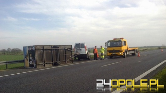 Przyczepka przewróciła się na autostradzie A4