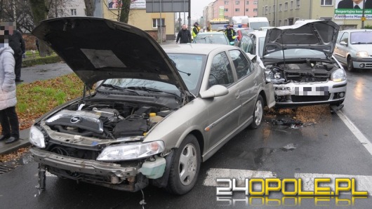 Zderzenie trzech samochodów na Zaodrzu. Dwie osoby ranne.