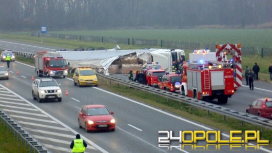 Ciężarówka przewróciła się na autostradzie A4, 2 osoby są ranne