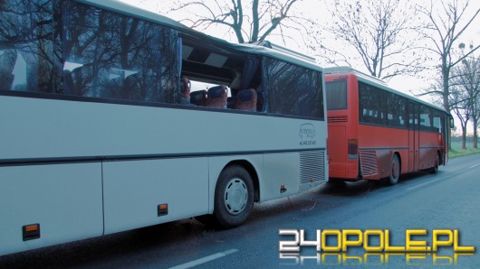 Konar drzewa spadł na autobus, jedna osoba jest ranna