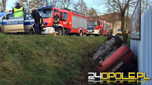 Nissan micra dachował na ul. Niemodlińskiej