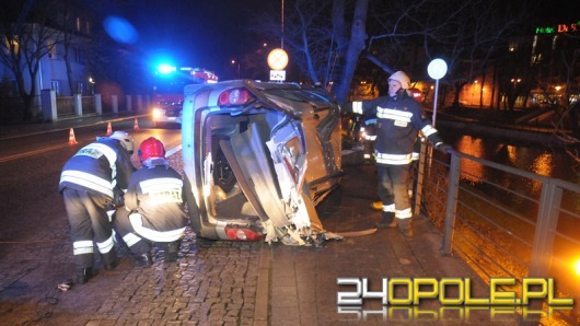 20-latek dachował i zawisł na barierkach nad Młynówką