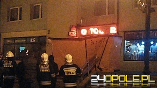 33-latek rzucał meblami i groził, że skoczy z balkonu